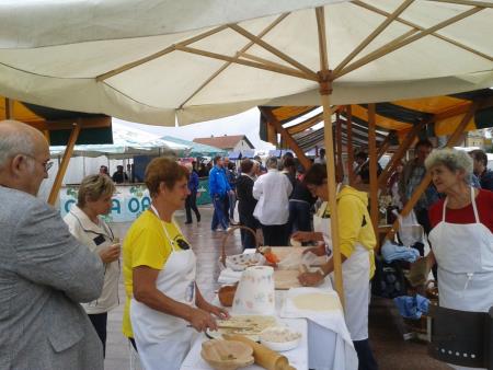 Predstavitev razkriških kulinaričnih posebnosti na prireditvi Prleška gibanica v okviru Prlekfesta 1